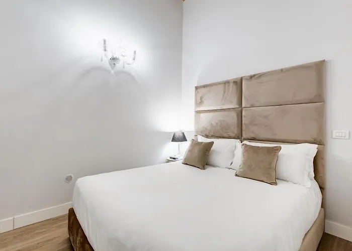 Spanish Queen Apartment Rom